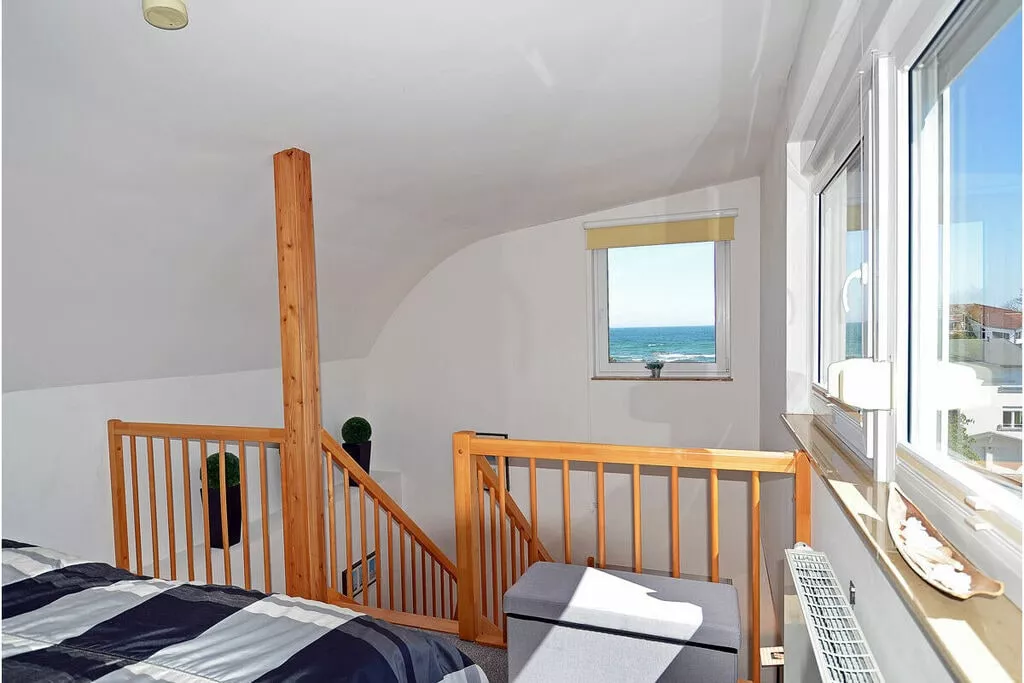 453368-Bedroom