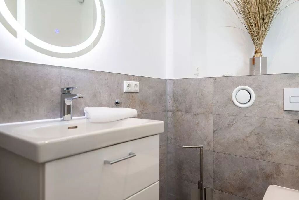 463765-Bathroom