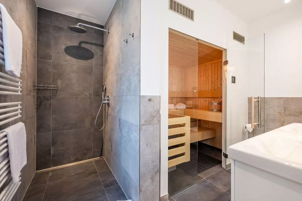 463765-Bathroom