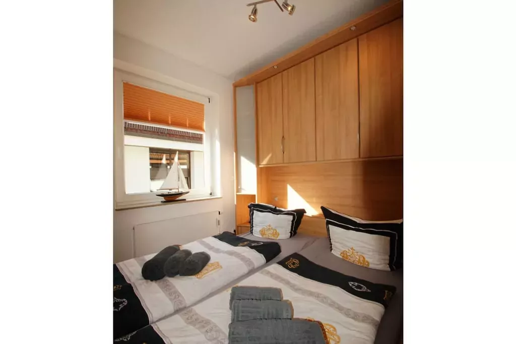77294-Bedroom
