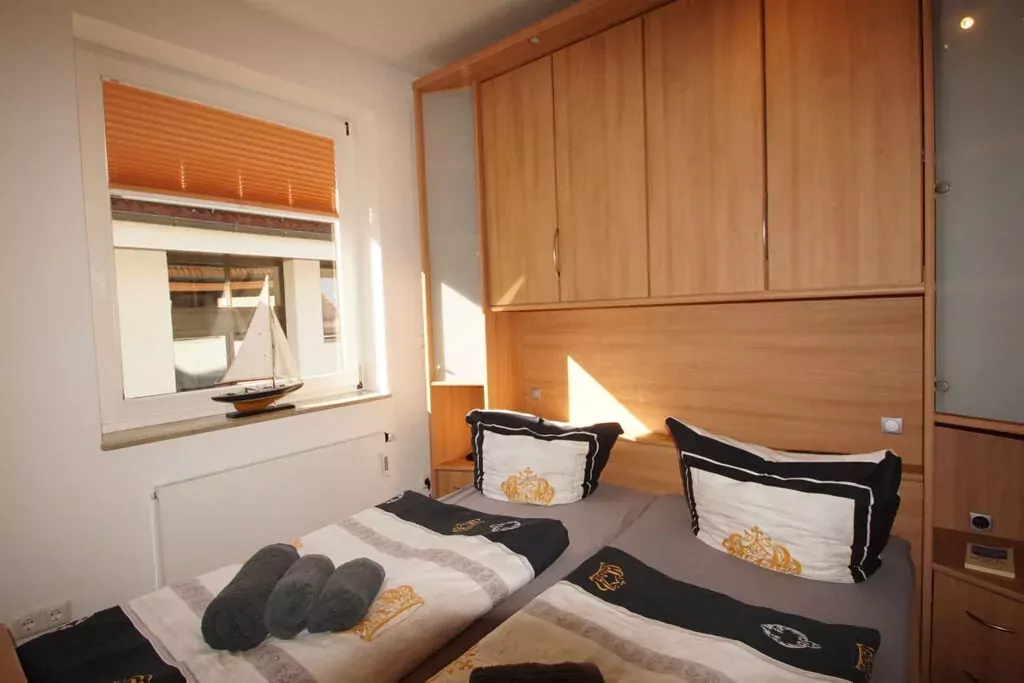 77294-Bedroom