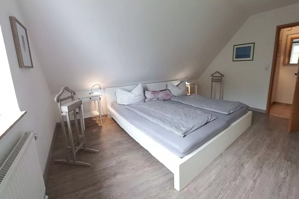 208079-Bedroom