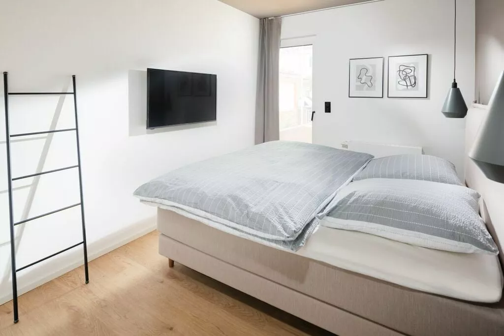 344482-Bedroom