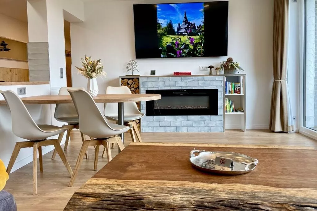 432600-Living room