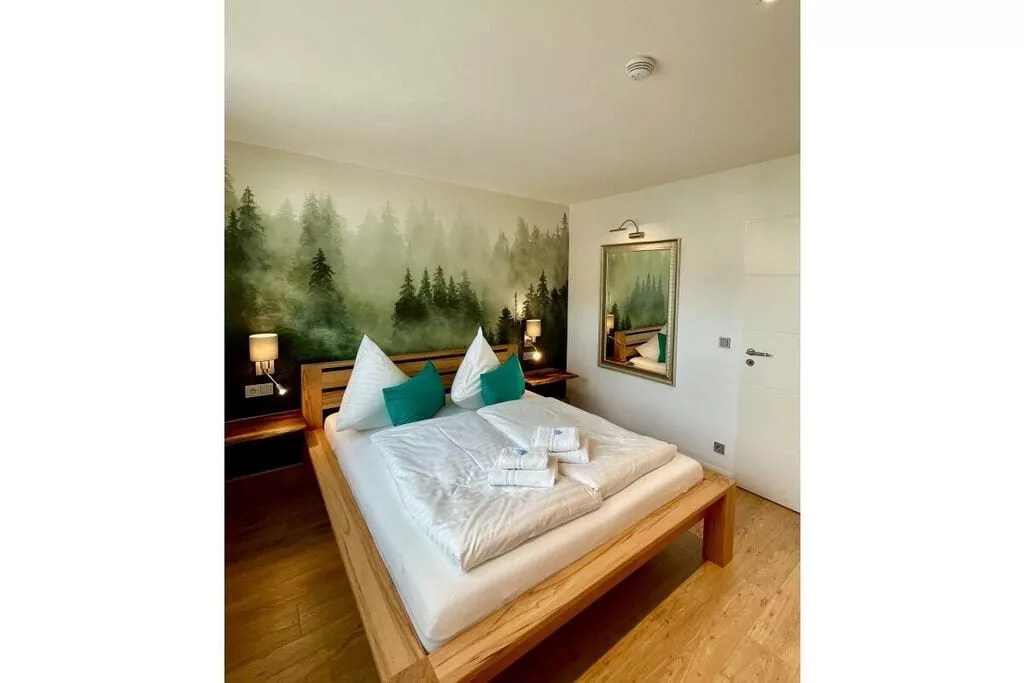 432600-Bedroom