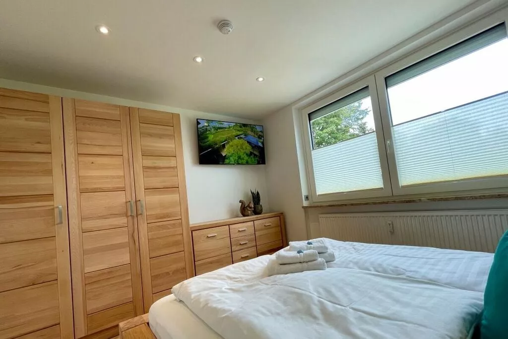 432600-Bedroom