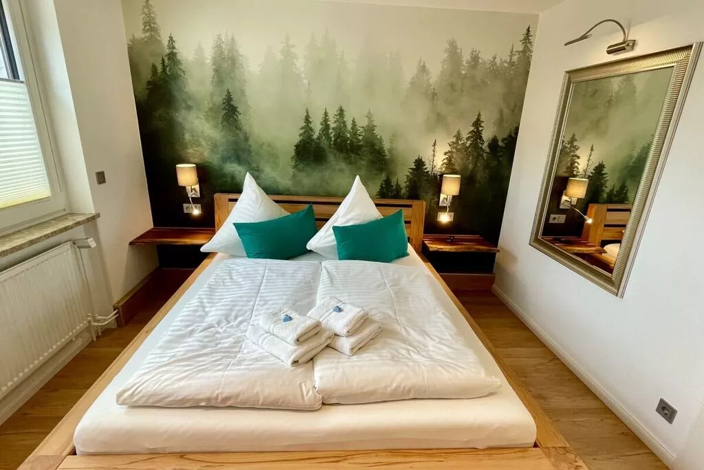 432600-Bedroom