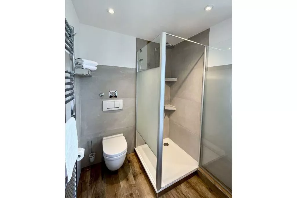 432600-Bathroom