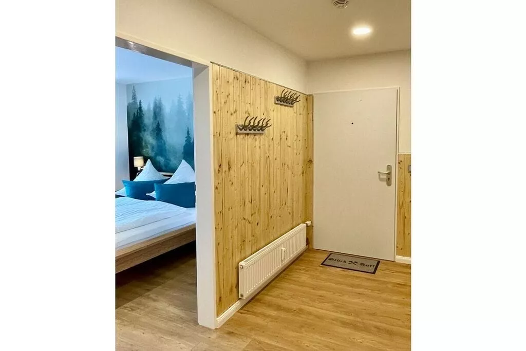 432600-Bedroom