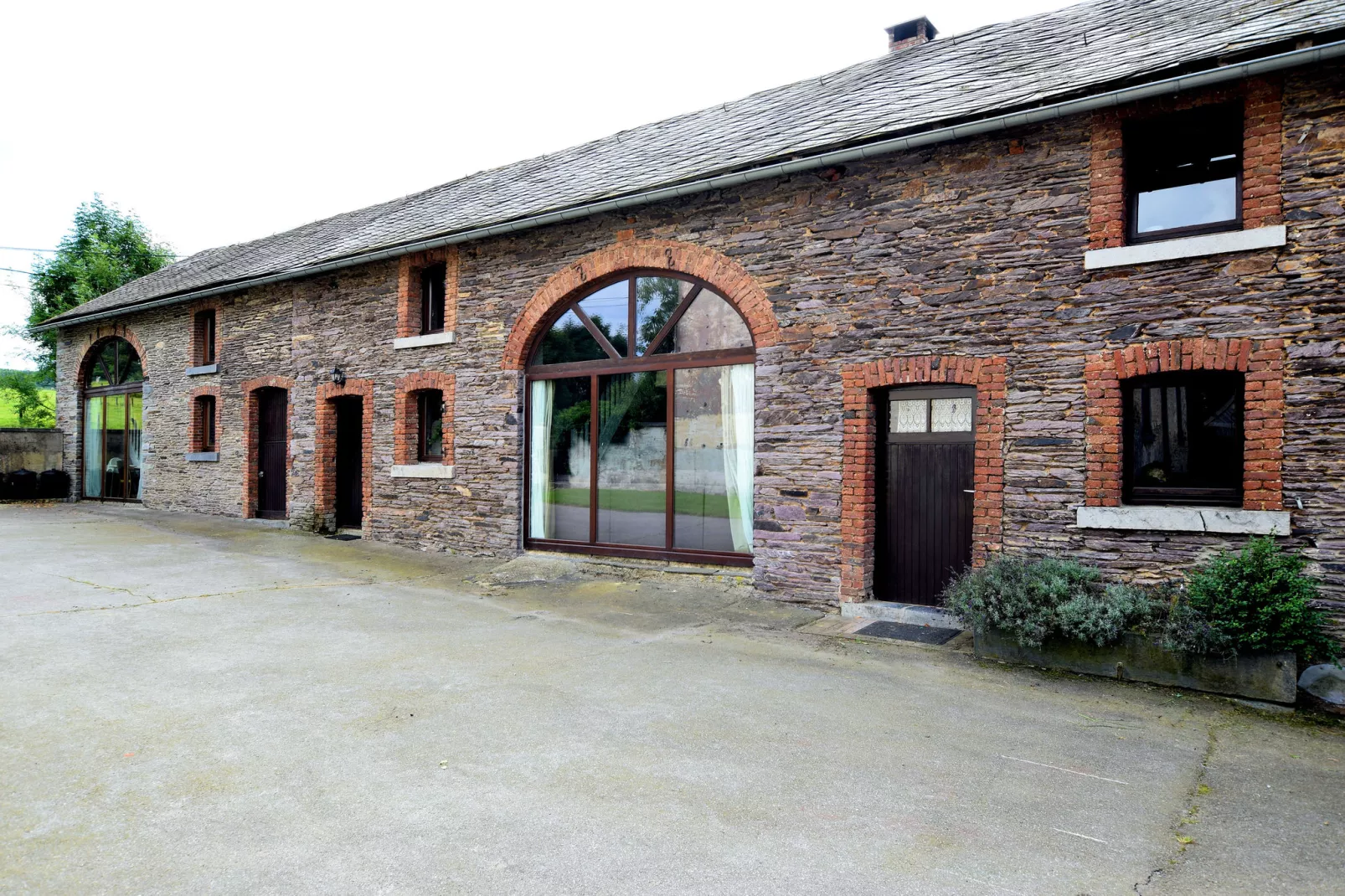Le Muretin-Exterior summer