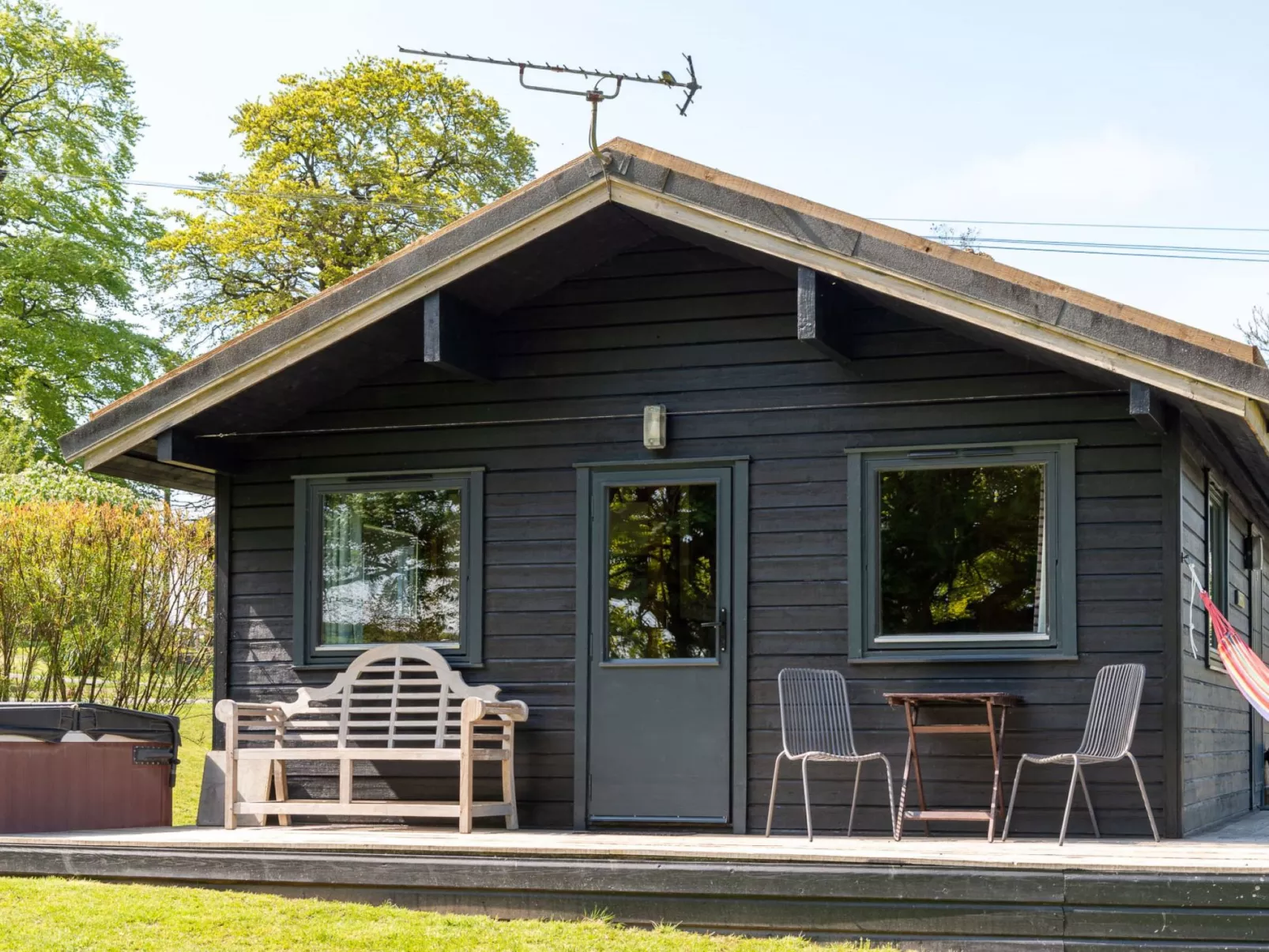 Oak Hot Tub Lodge-Outside