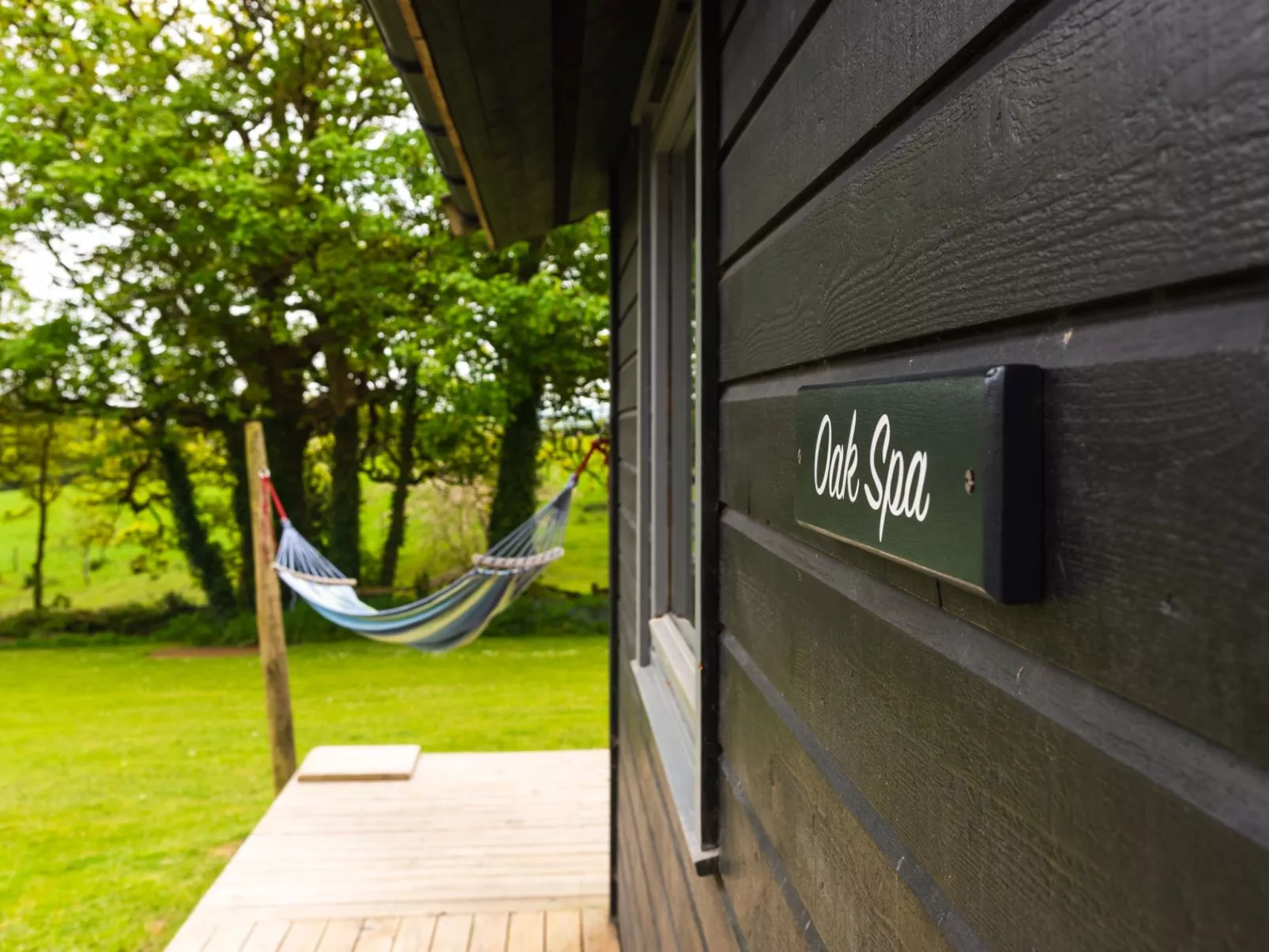 Oak Hot Tub Lodge-Outside