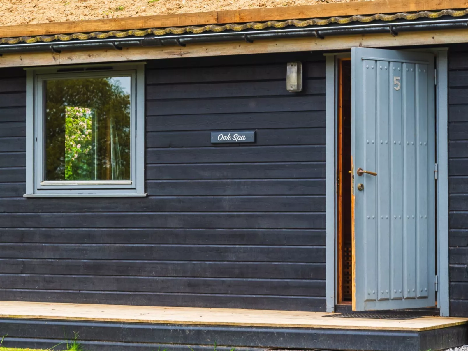 Oak Hot Tub Lodge-Outside
