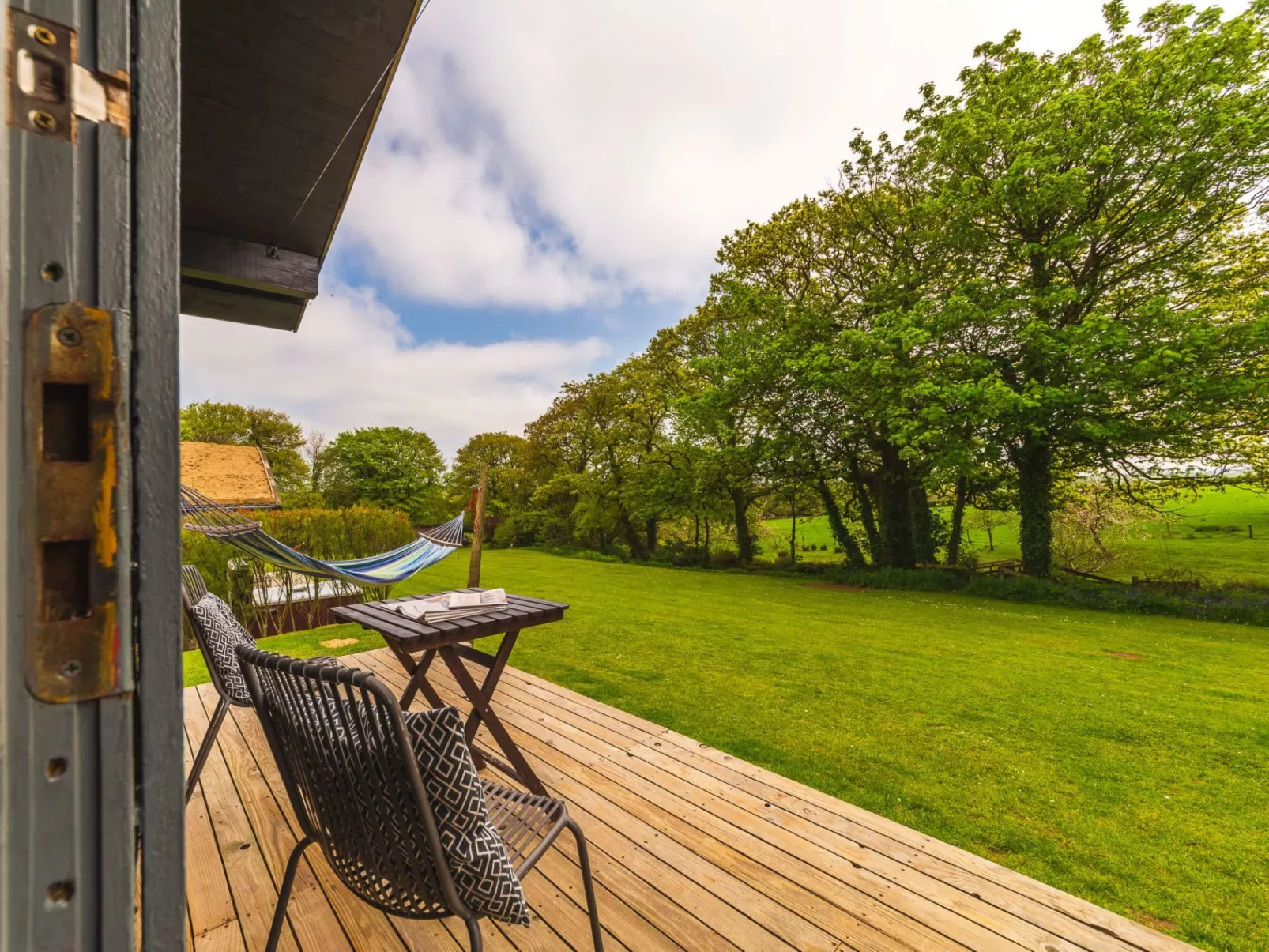Oak Hot Tub Lodge-Outside