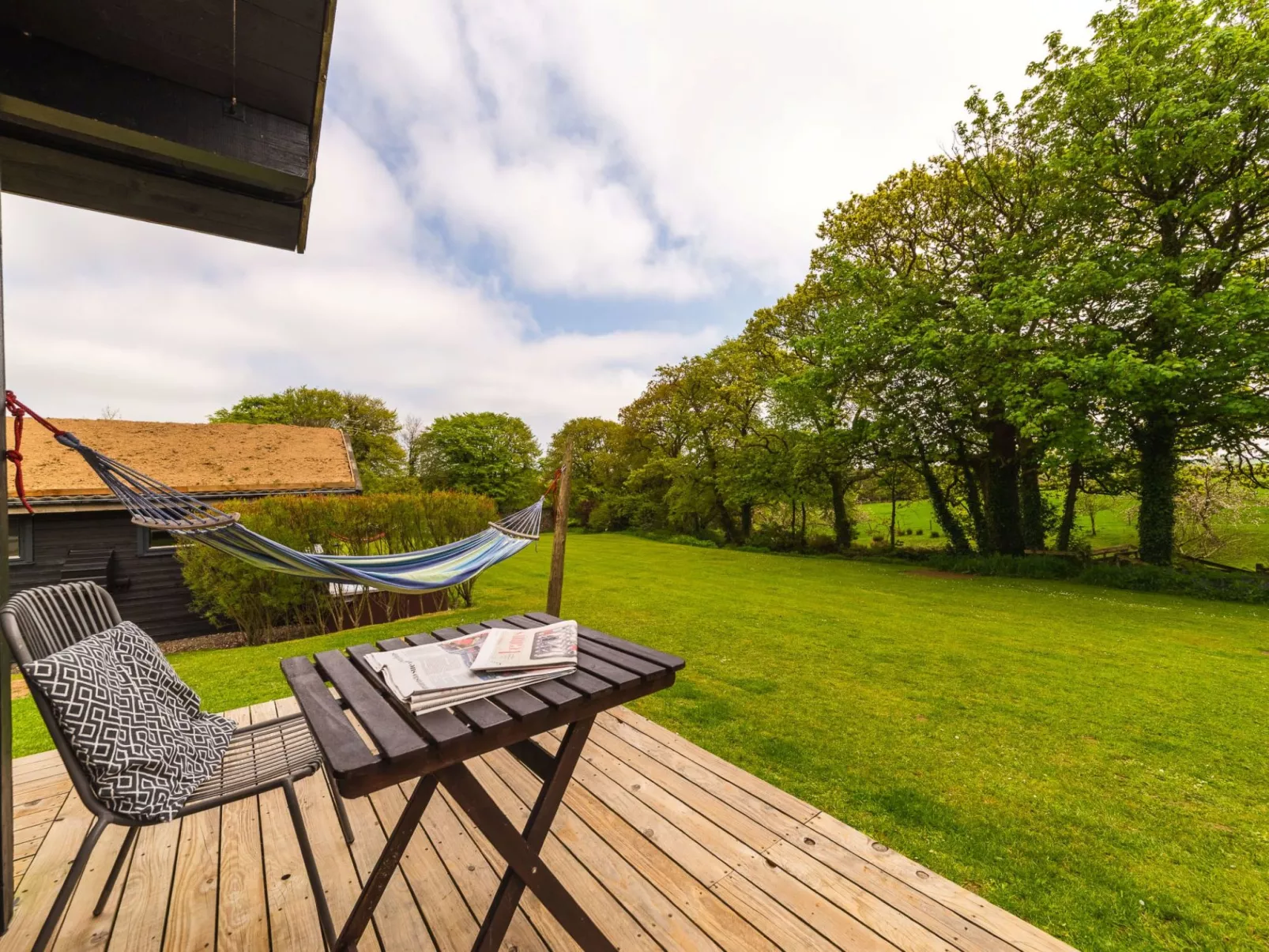 Oak Hot Tub Lodge-Outside