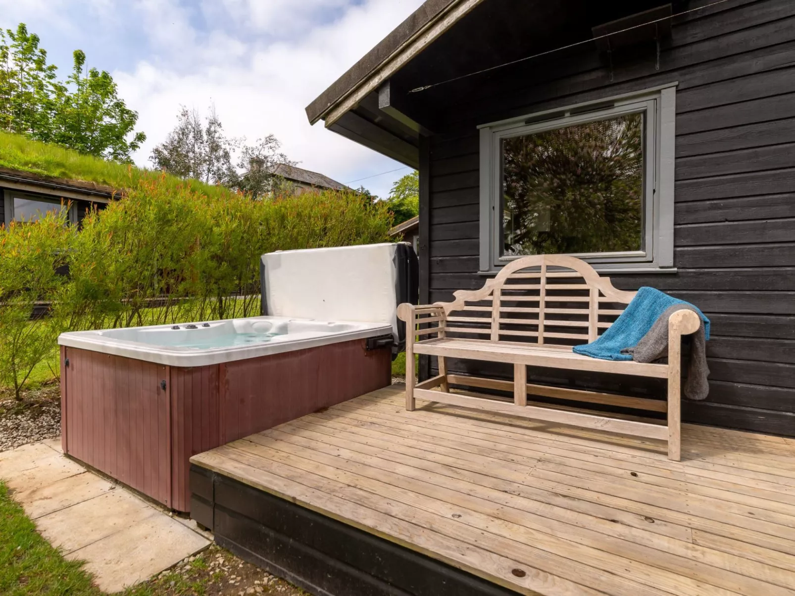 Oak Hot Tub Lodge-Outside