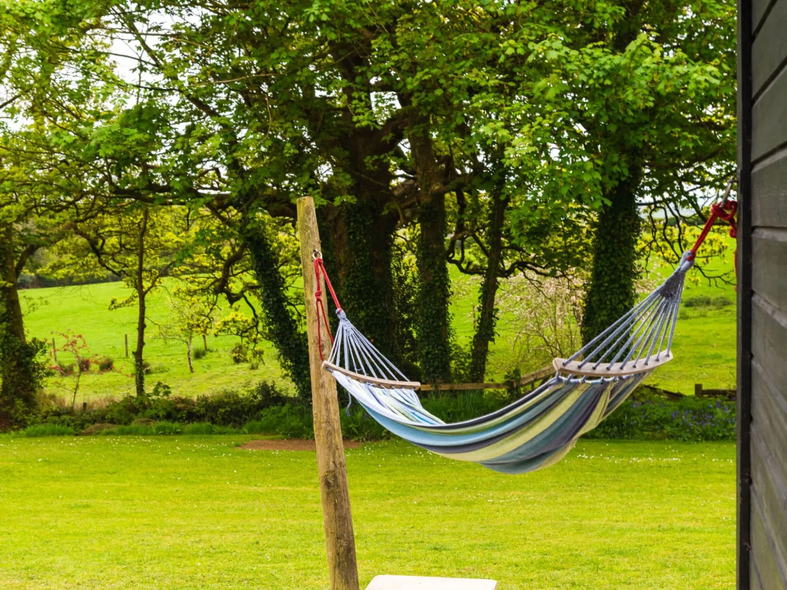 Oak Hot Tub Lodge-Outside