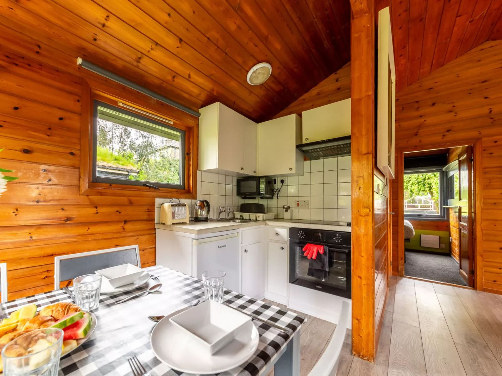 Oak Hot Tub Lodge-Inside