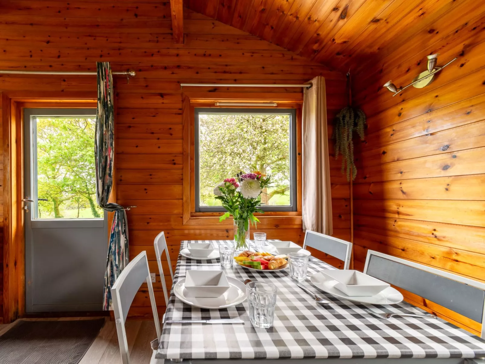 Oak Hot Tub Lodge-Inside