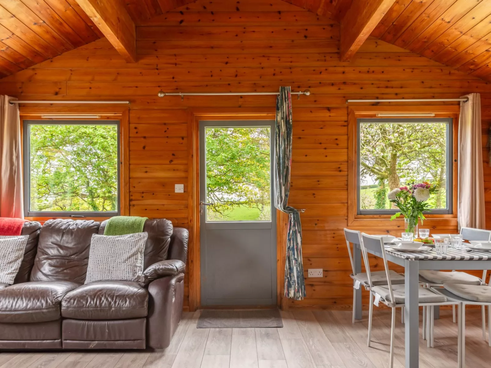 Oak Hot Tub Lodge-Inside