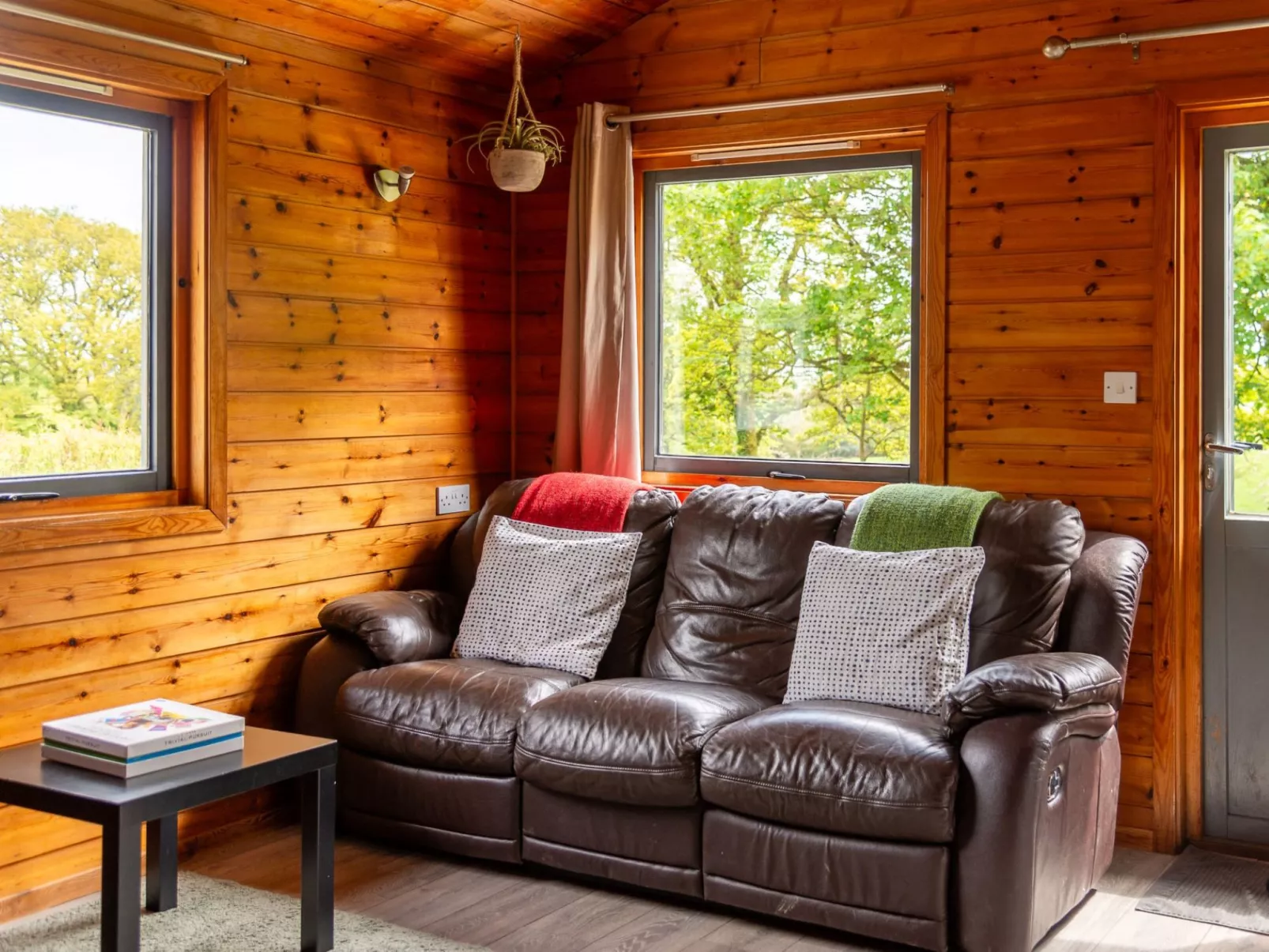 Oak Hot Tub Lodge-Inside