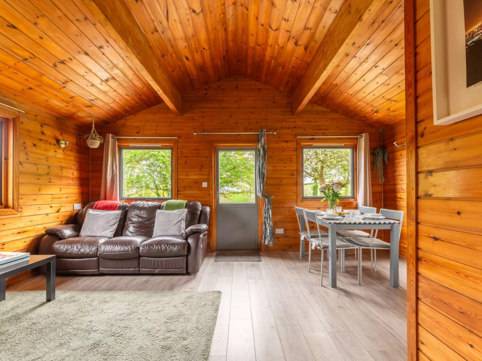 Oak Hot Tub Lodge-Inside