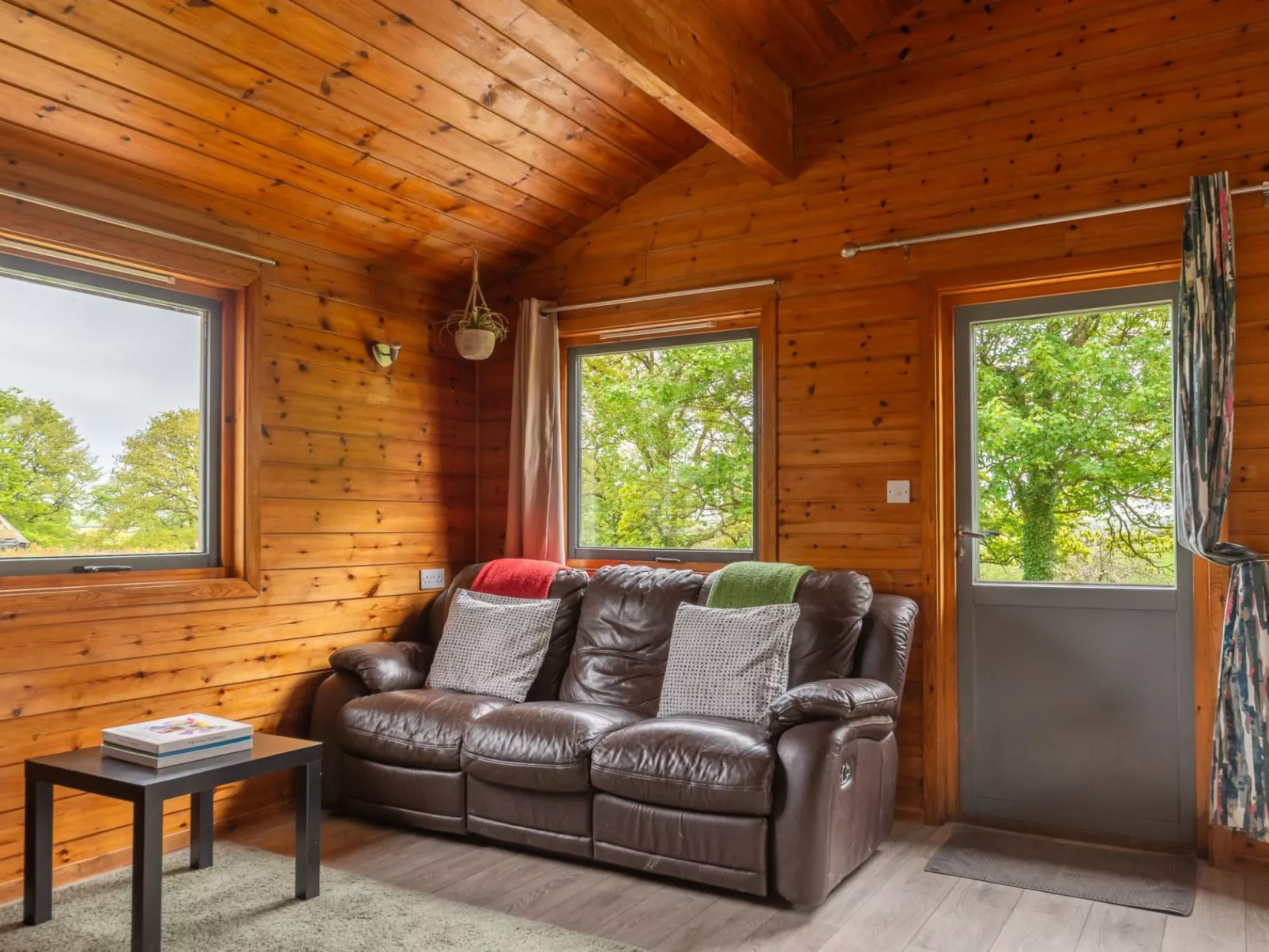 Oak Hot Tub Lodge-Inside