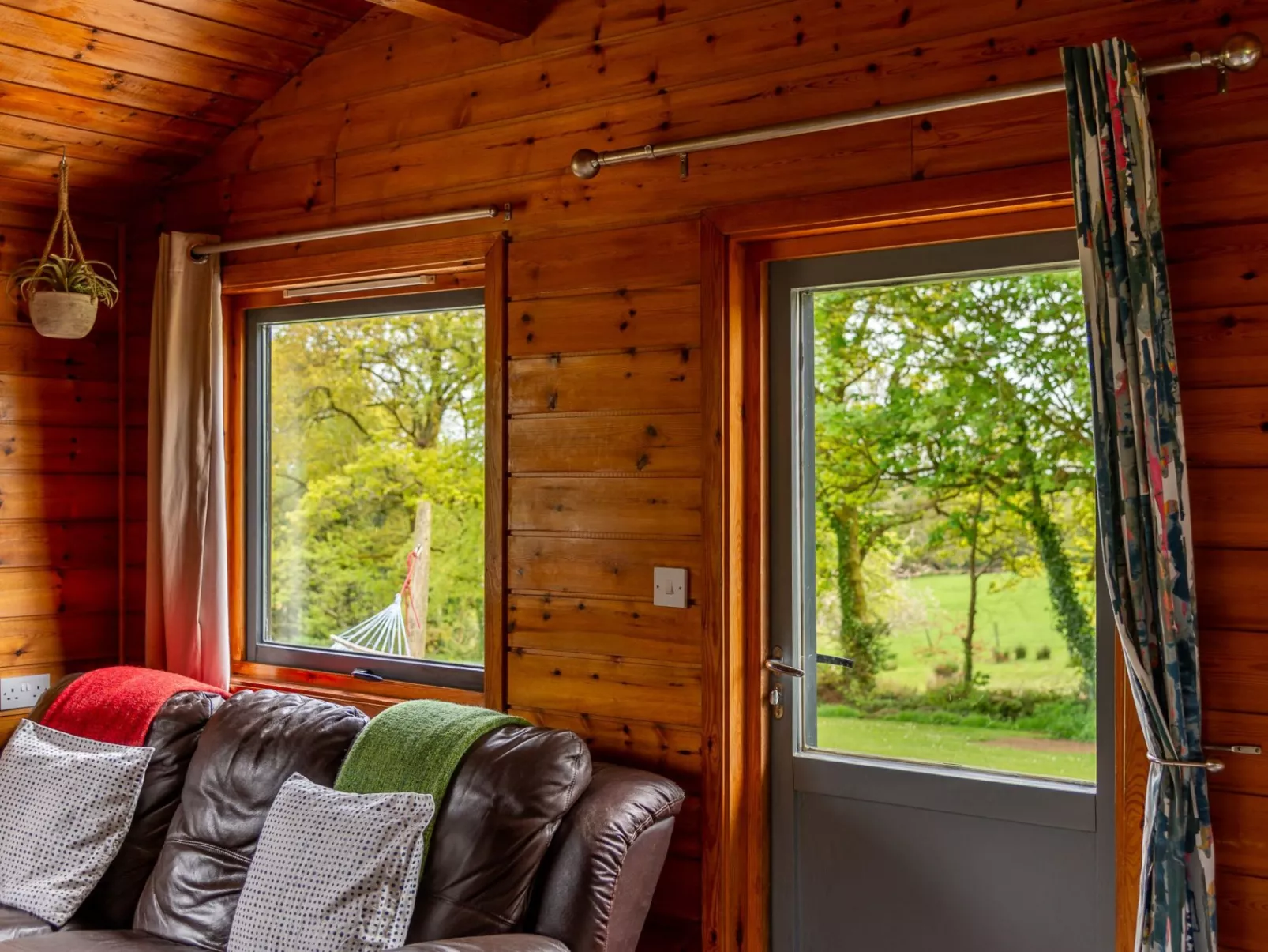 Oak Hot Tub Lodge-Inside