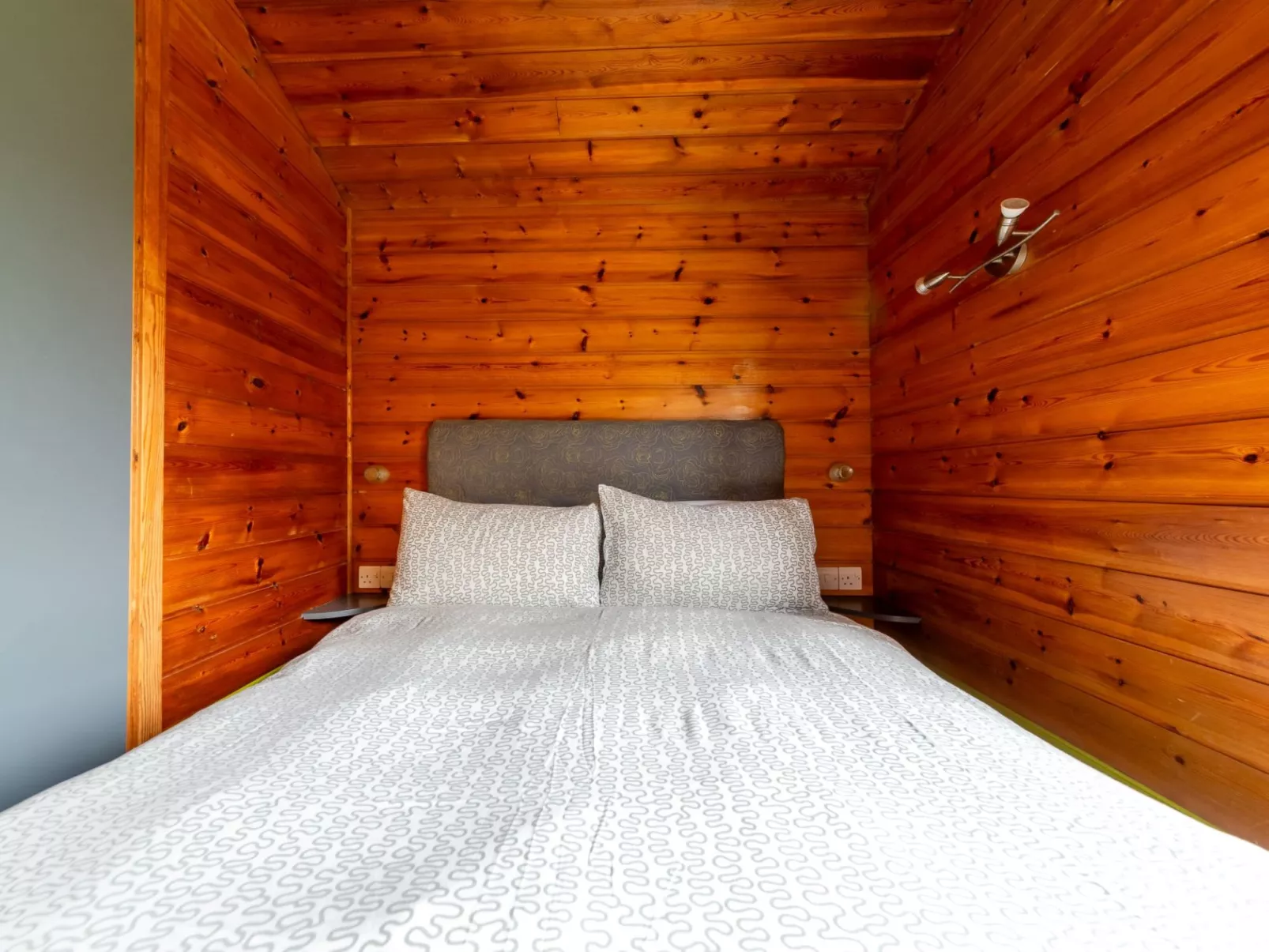 Oak Hot Tub Lodge-Inside