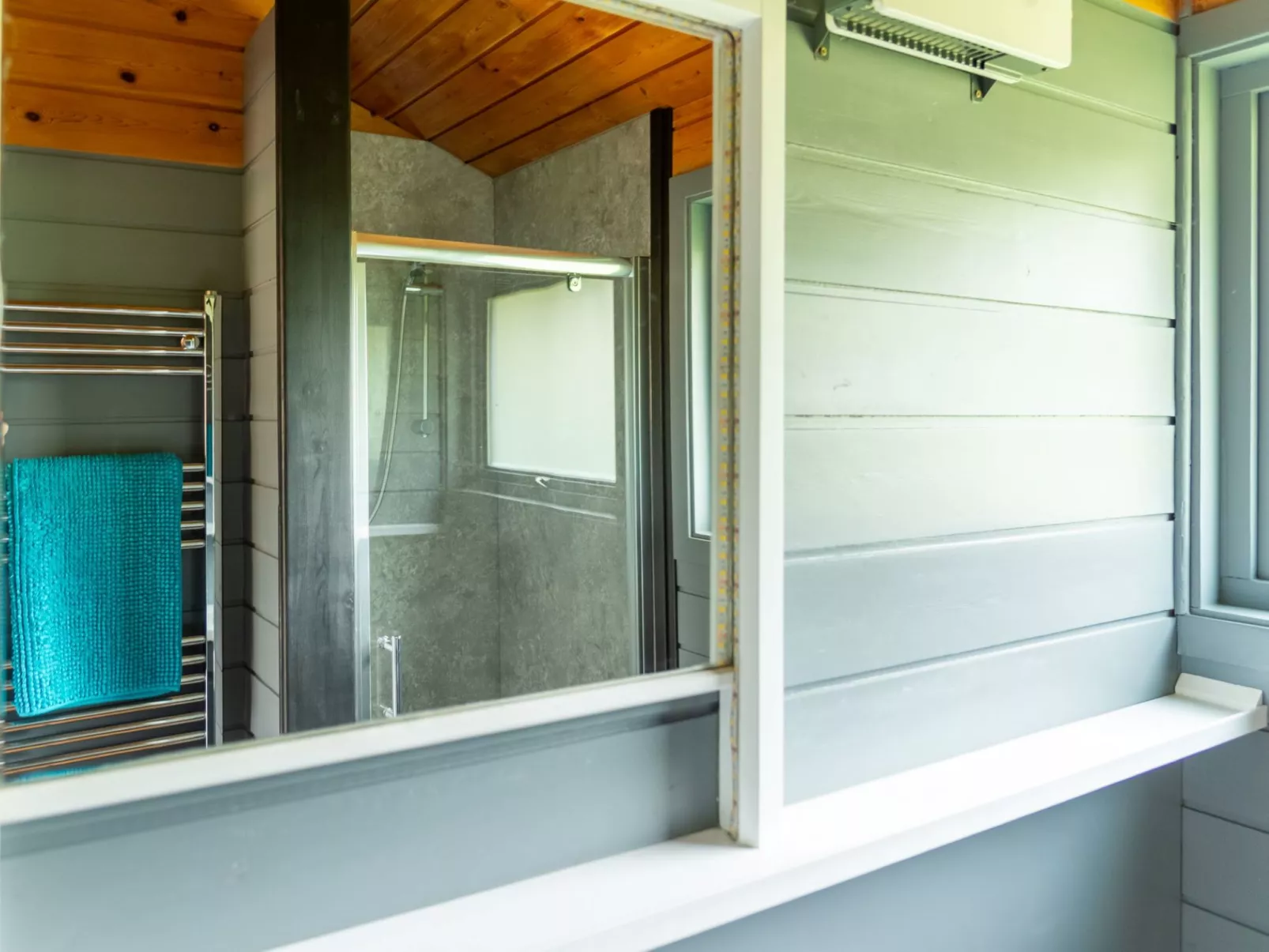 Oak Hot Tub Lodge-Inside