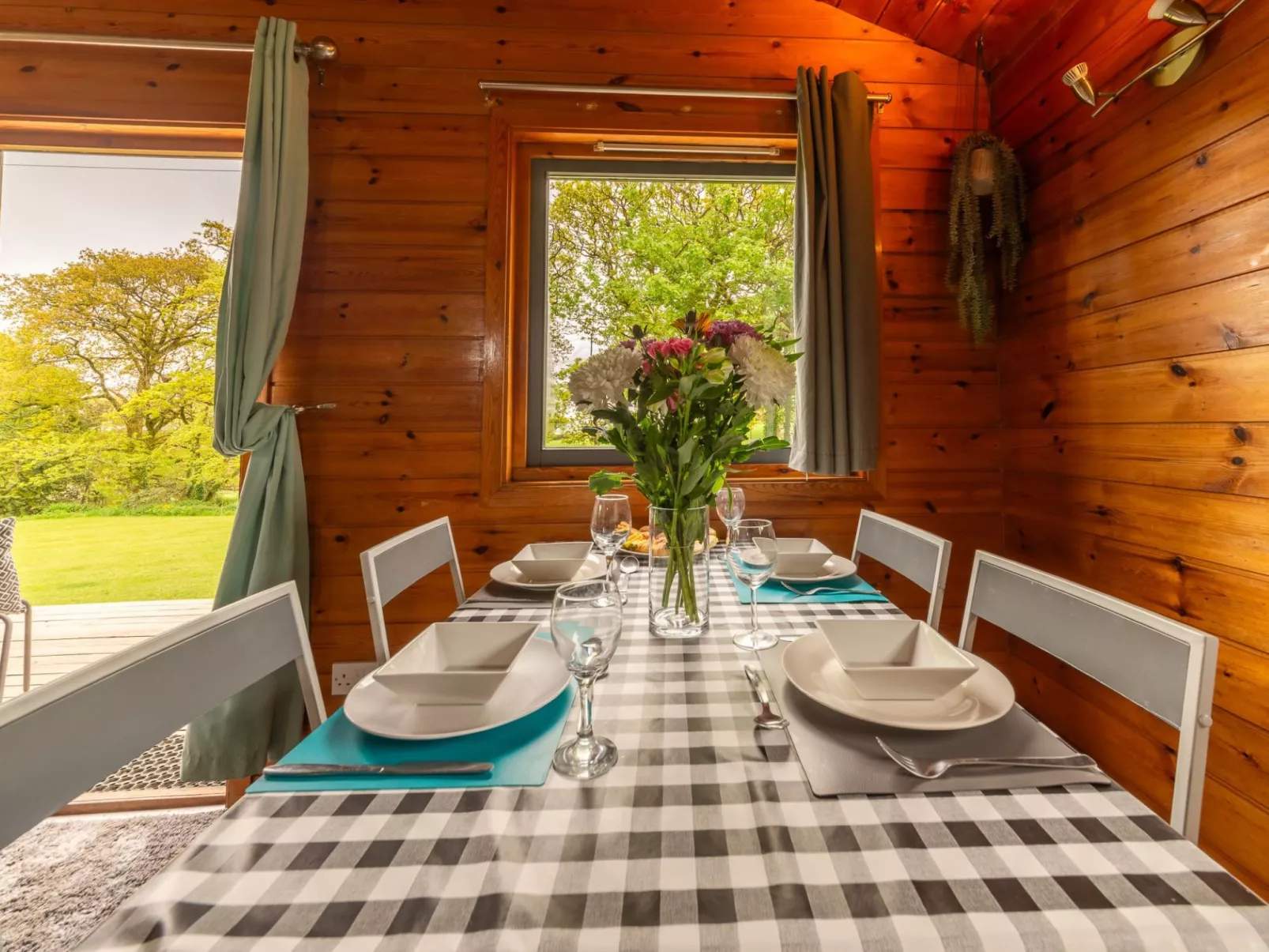 Sycamore Hot Tub Lodge-Inside