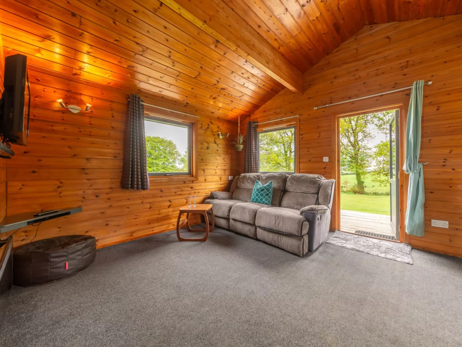 Sycamore Hot Tub Lodge-Inside