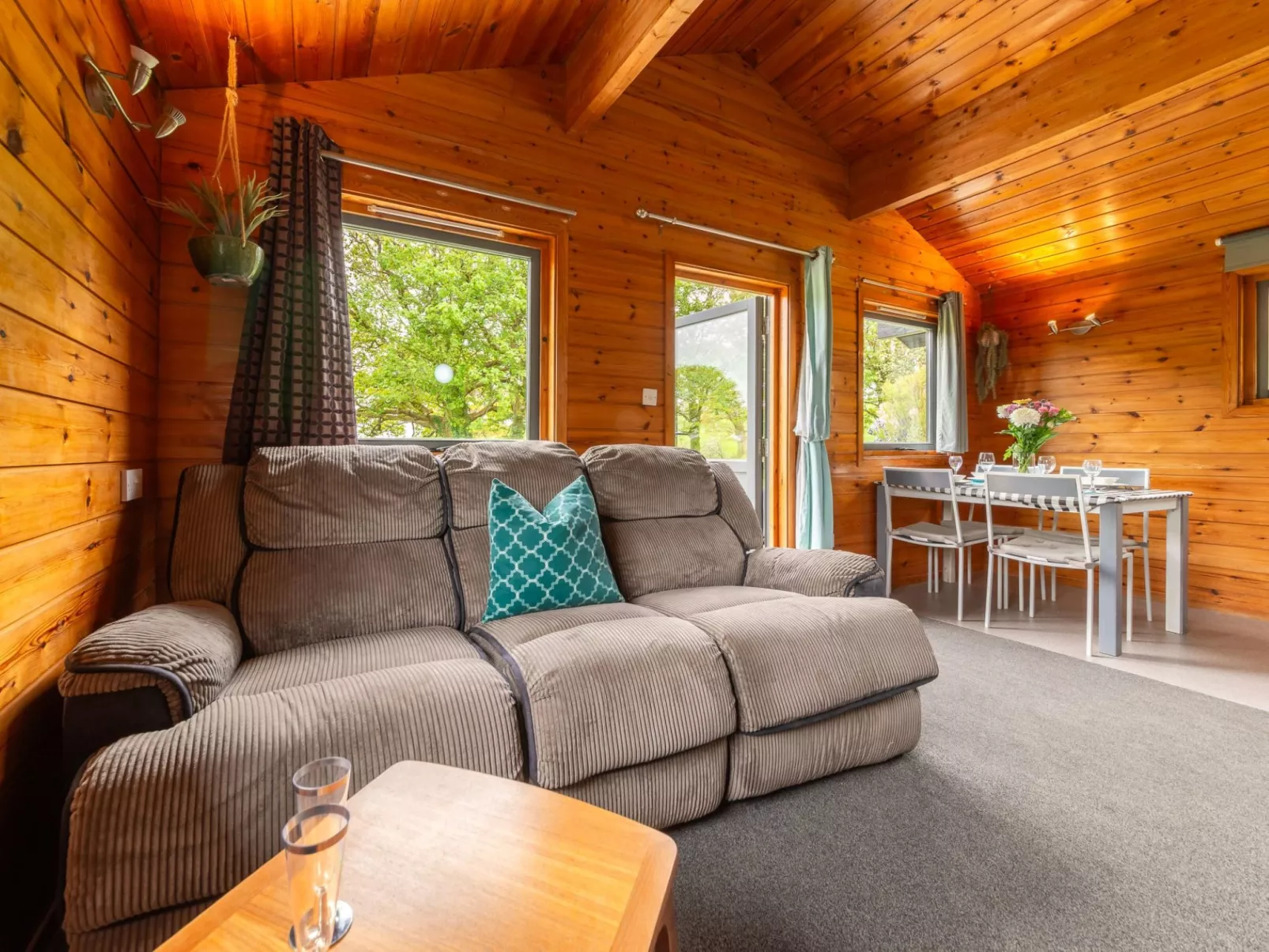 Sycamore Hot Tub Lodge-Inside