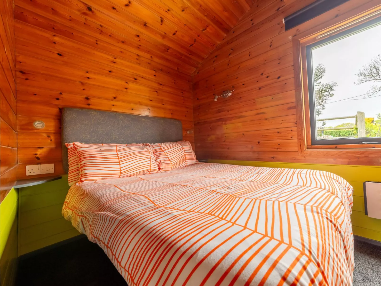 Sycamore Hot Tub Lodge-Inside