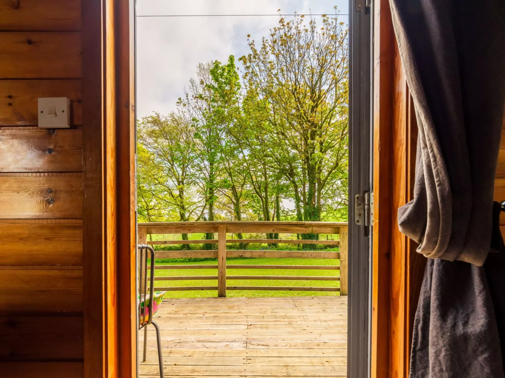 Chestnut Hot Tub Lodge-Drinnen