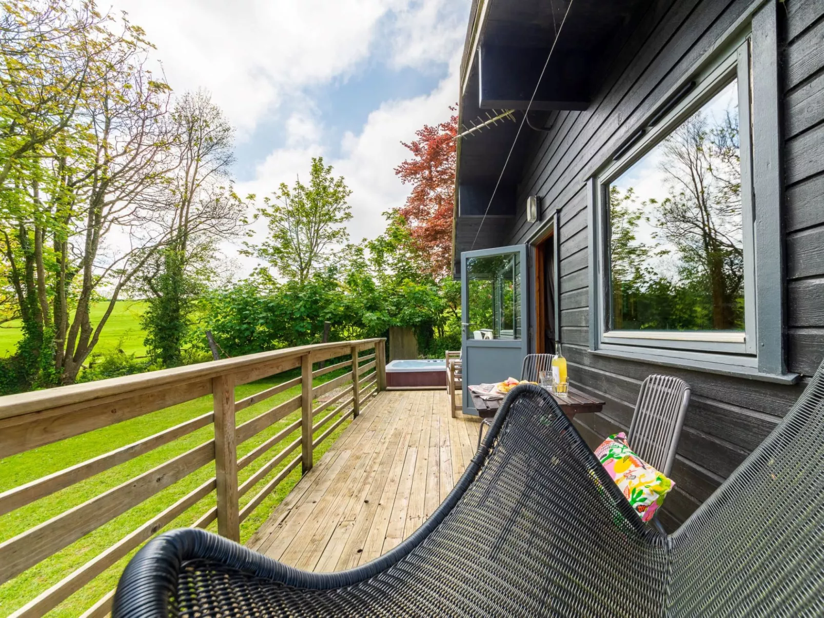 Chestnut Hot Tub Lodge-Draußen