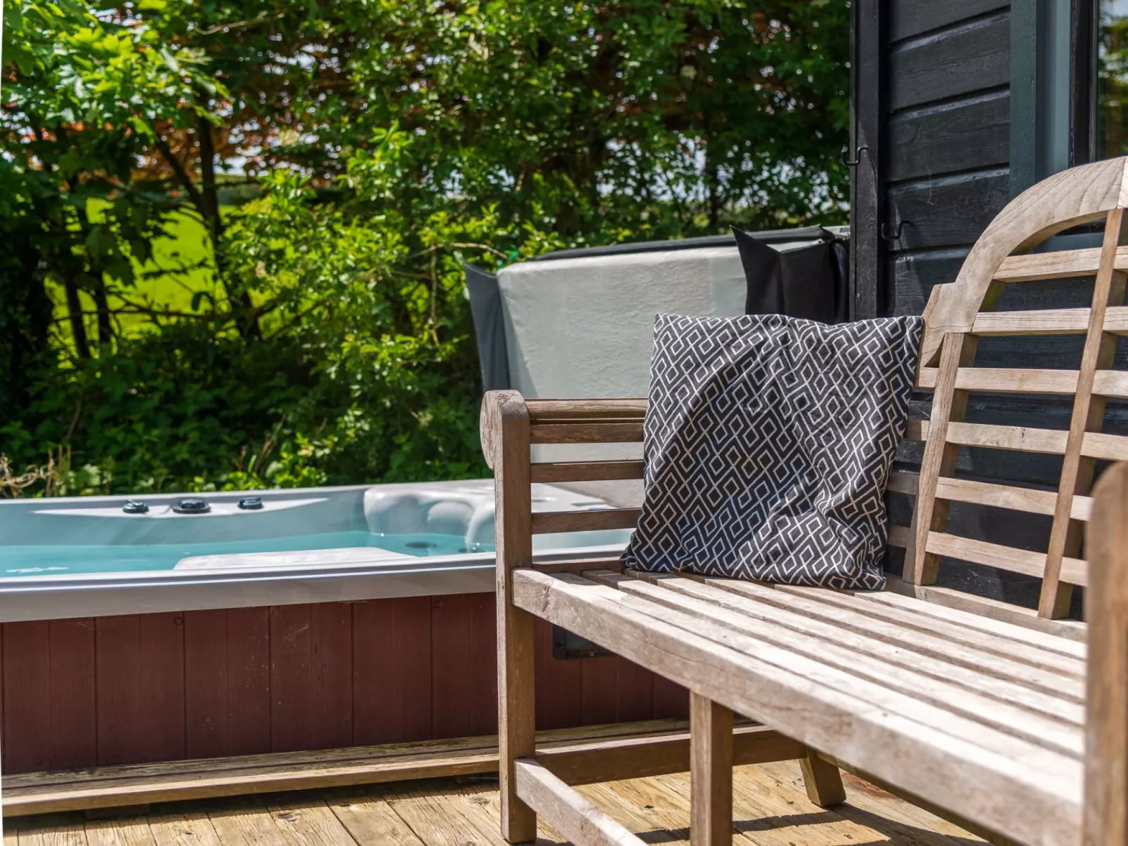Chestnut Hot Tub Lodge-Draußen