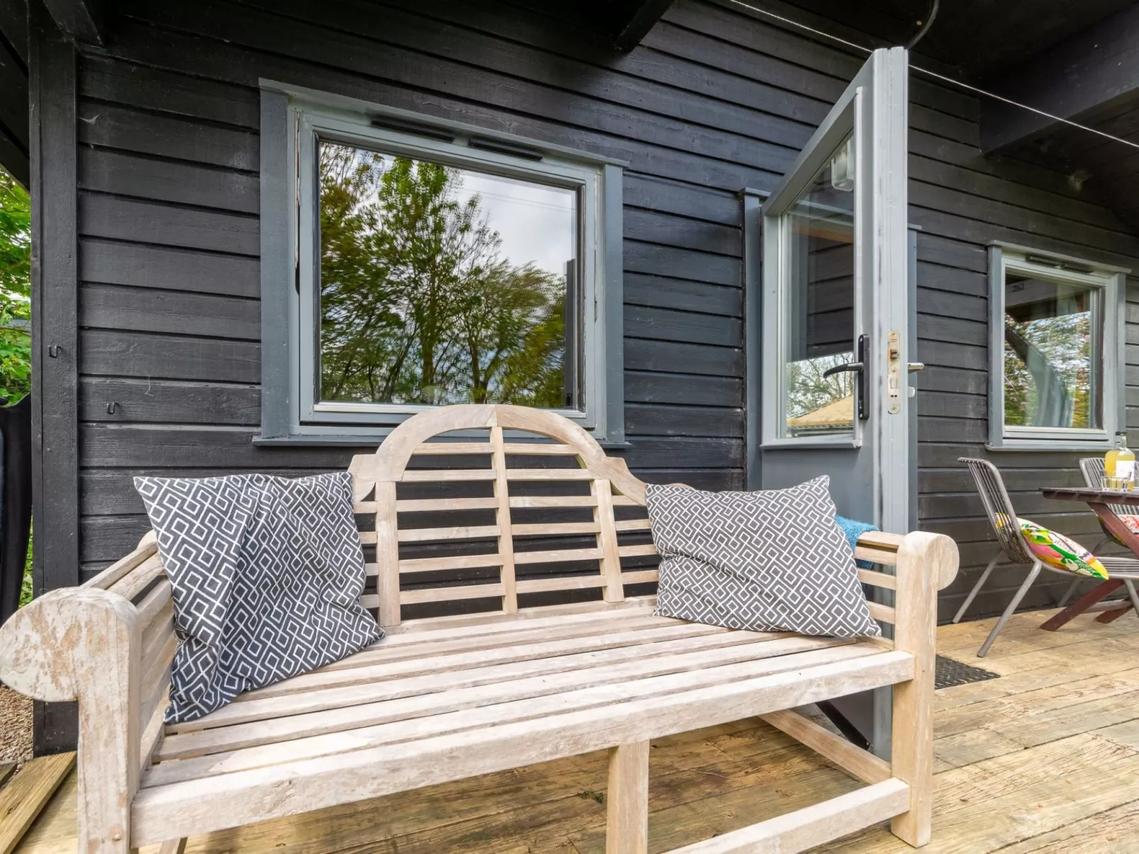 Chestnut Hot Tub Lodge-Draußen