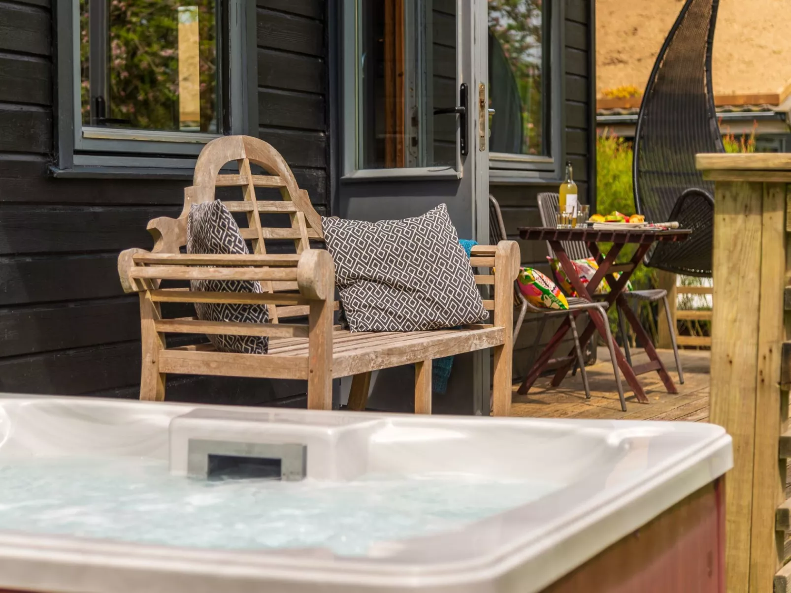 Chestnut Hot Tub Lodge-Draußen