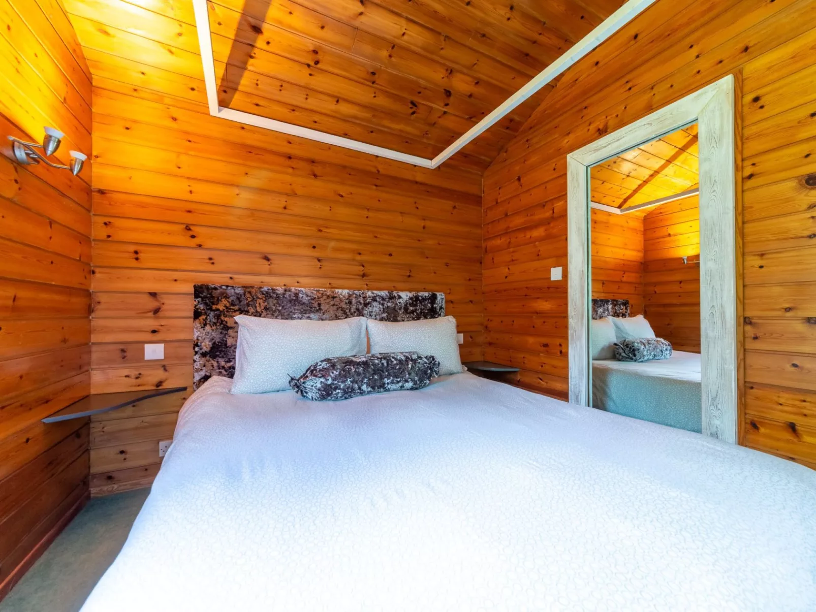 Chestnut Hot Tub Lodge-Drinnen
