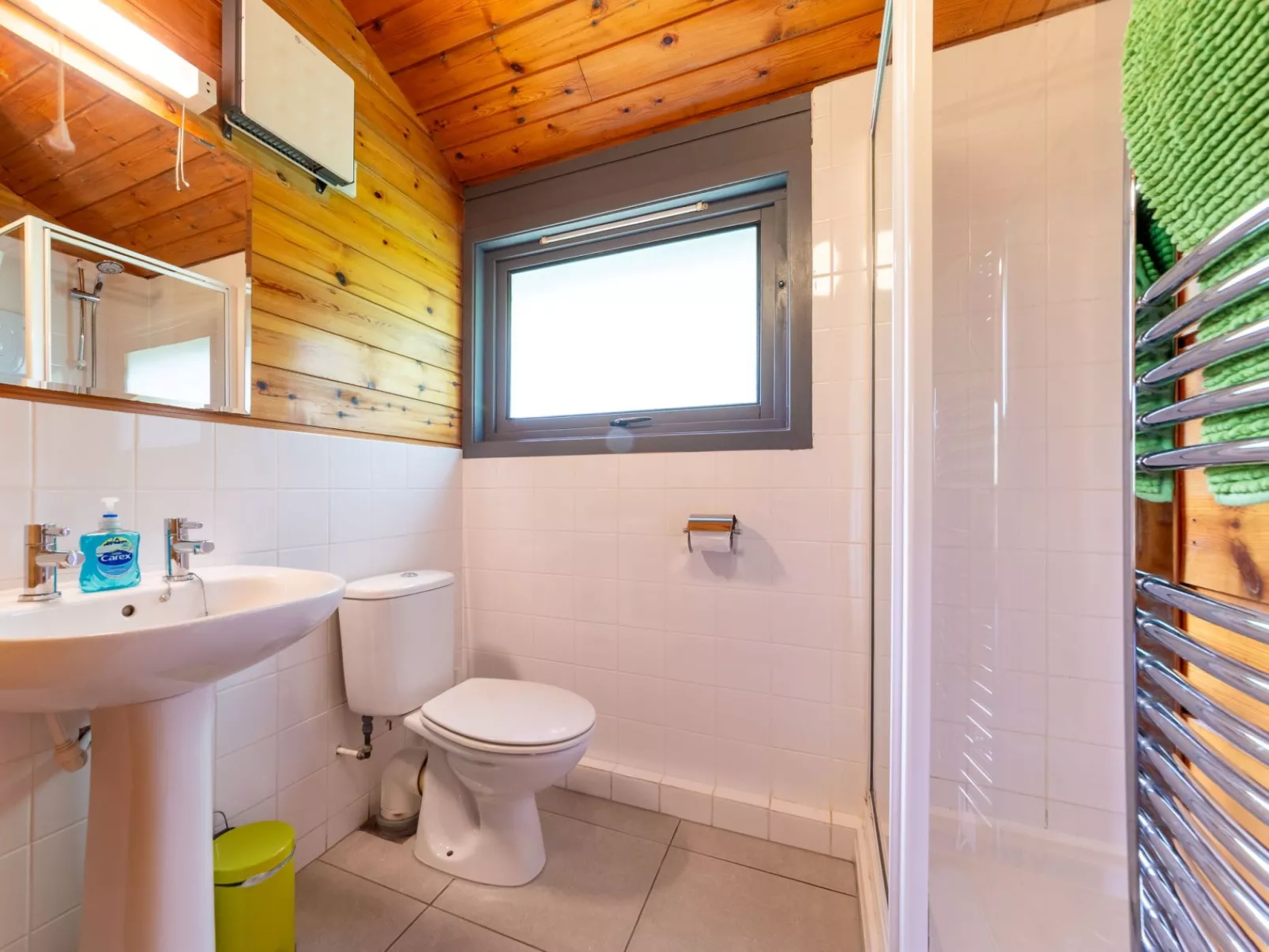 Chestnut Hot Tub Lodge-Drinnen