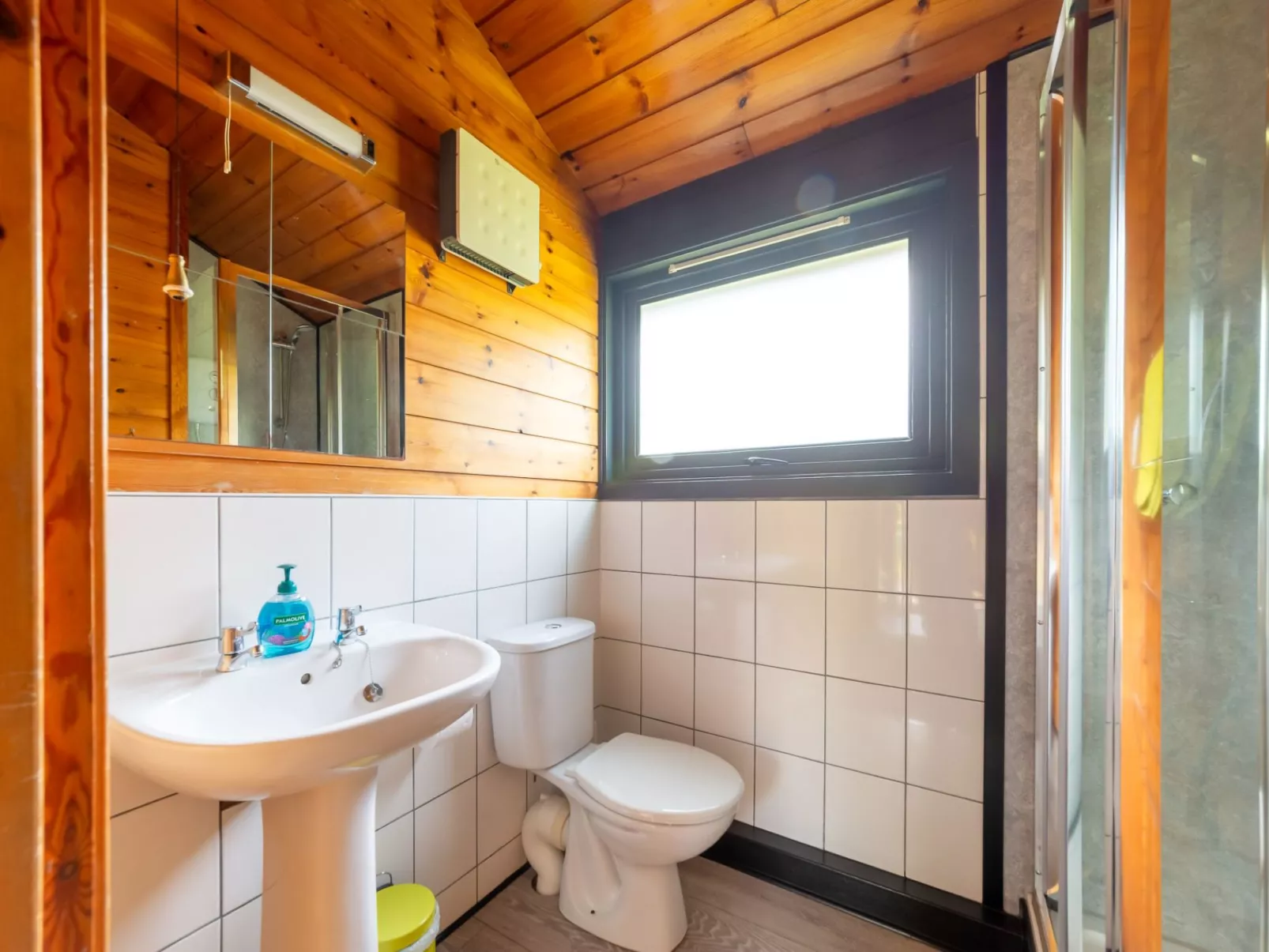 Chestnut Hot Tub Lodge-Drinnen