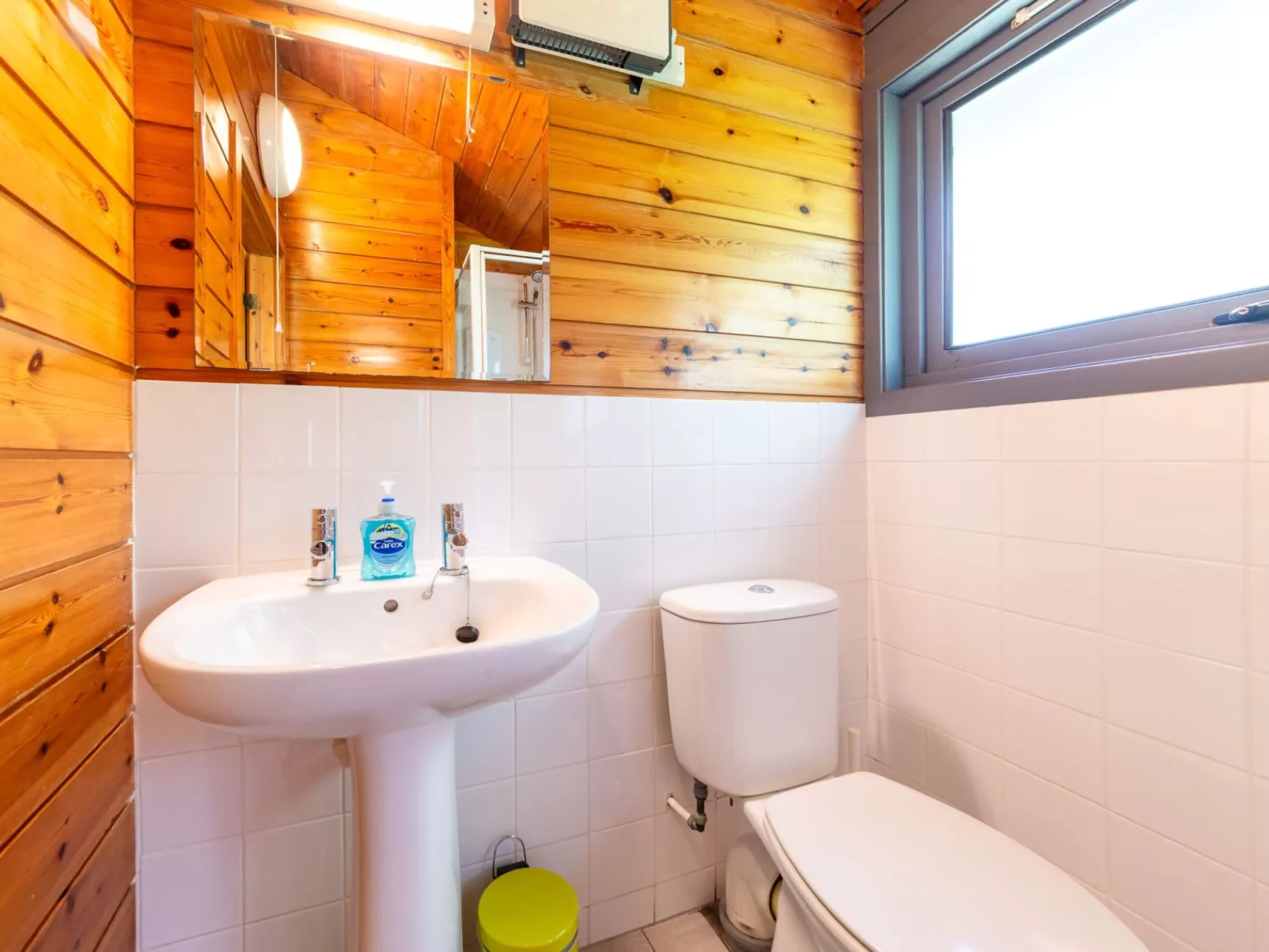 Chestnut Hot Tub Lodge-Drinnen