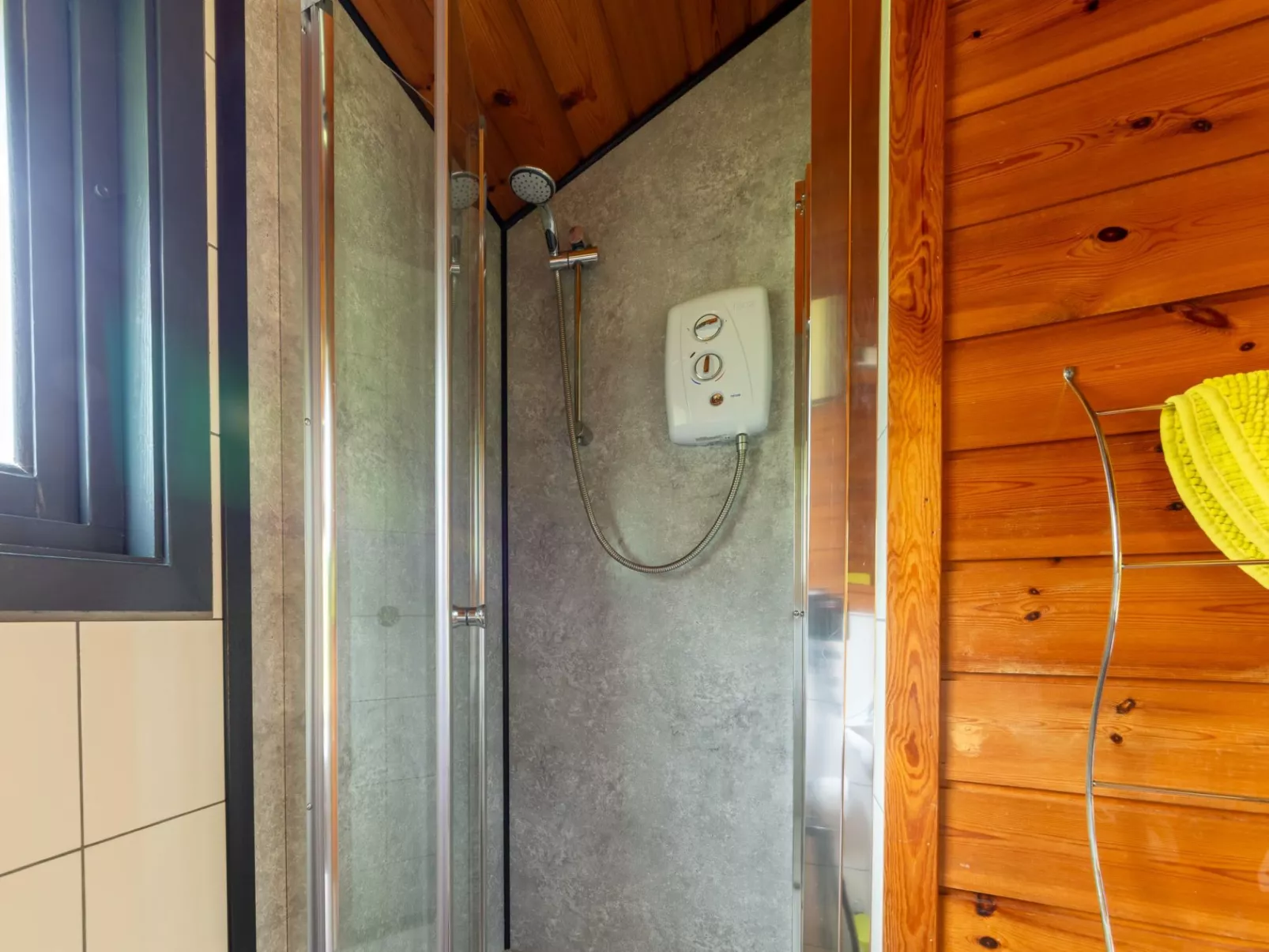 Chestnut Hot Tub Lodge-Drinnen