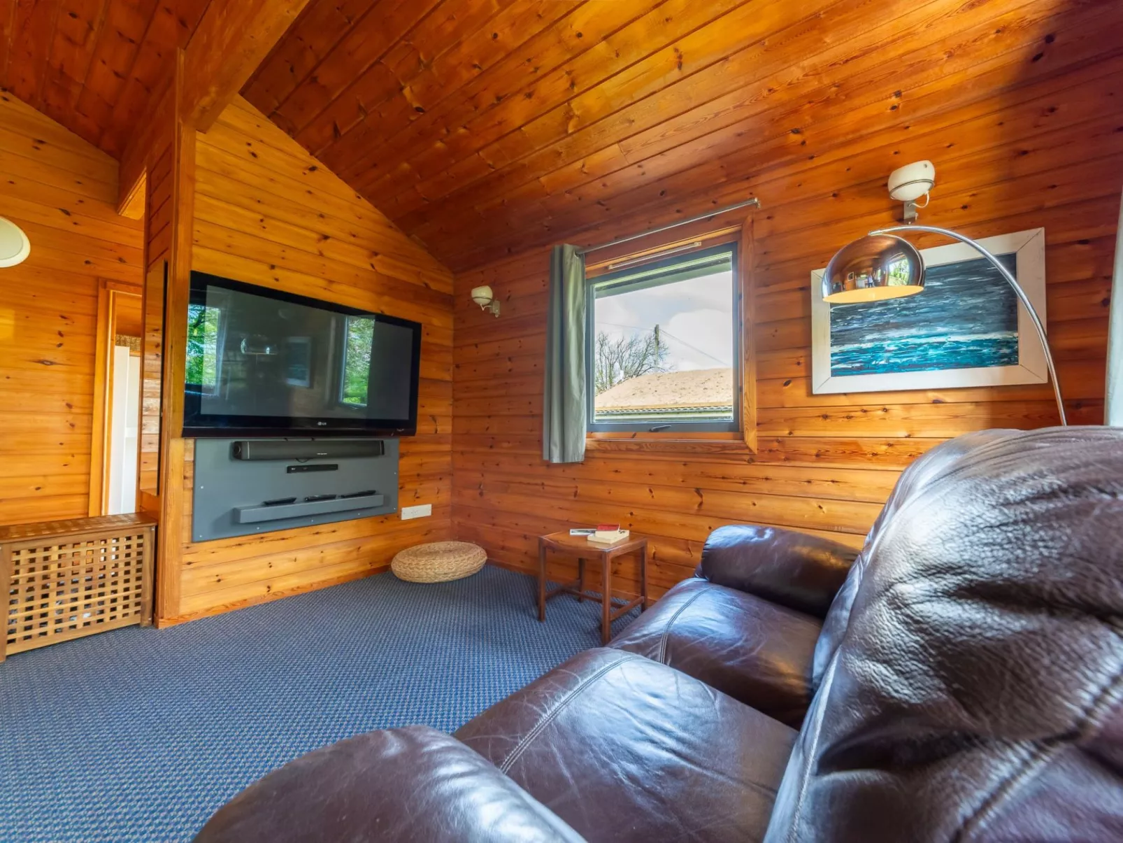 Chestnut Hot Tub Lodge-Drinnen