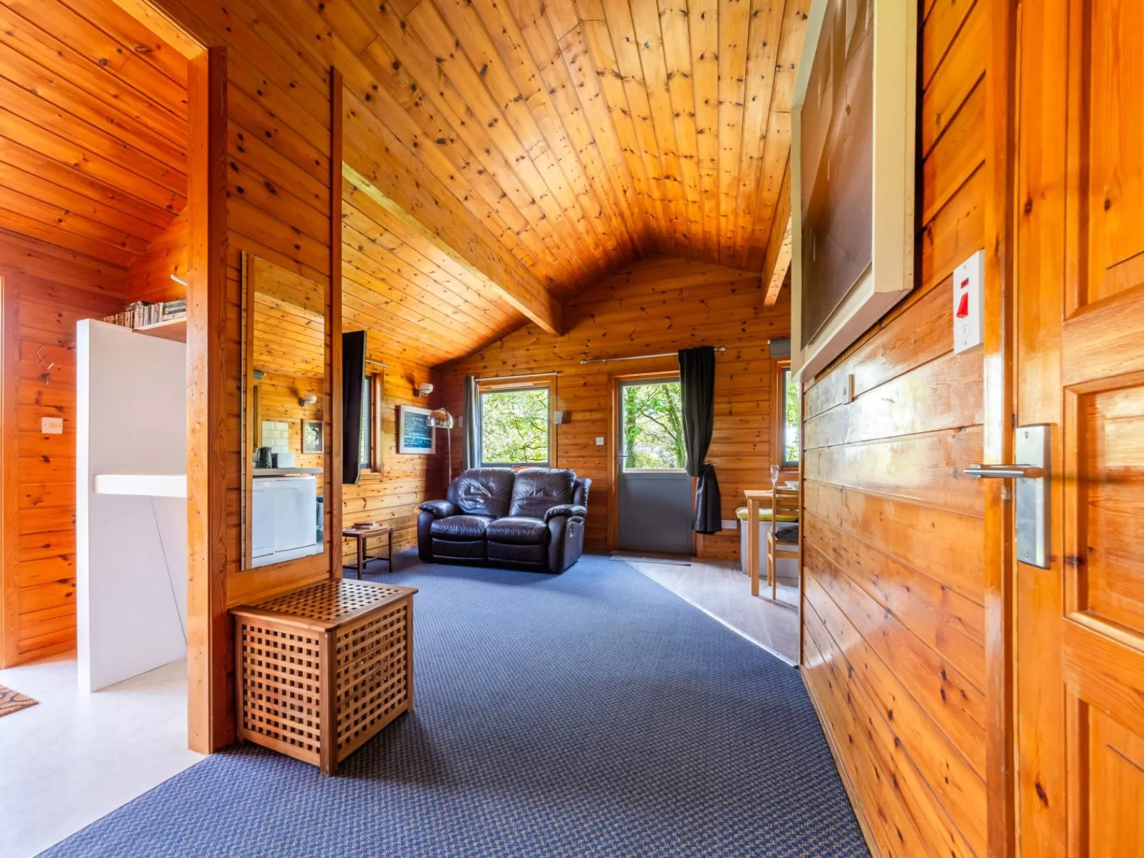Chestnut Hot Tub Lodge-Drinnen