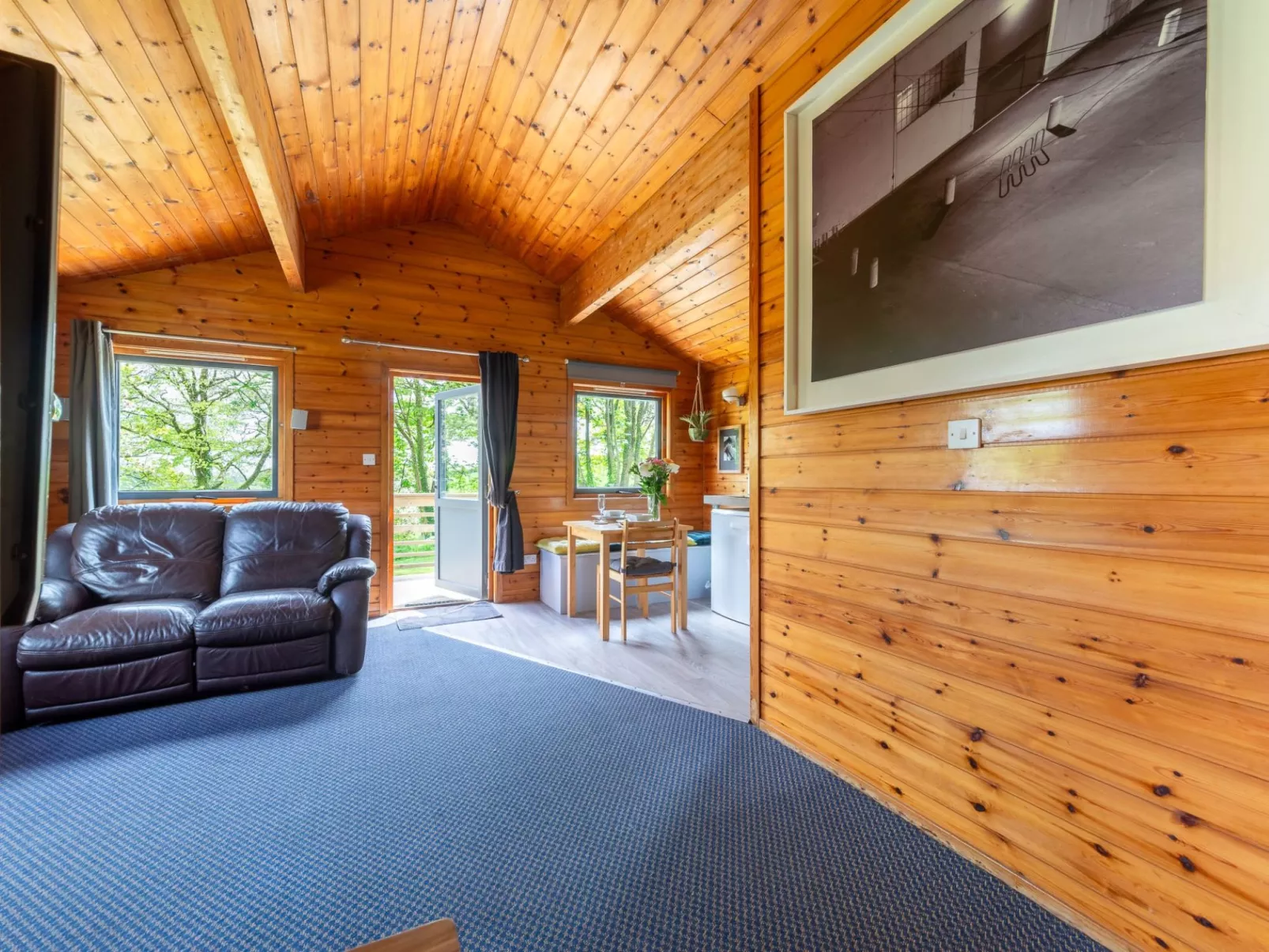 Chestnut Hot Tub Lodge-Drinnen