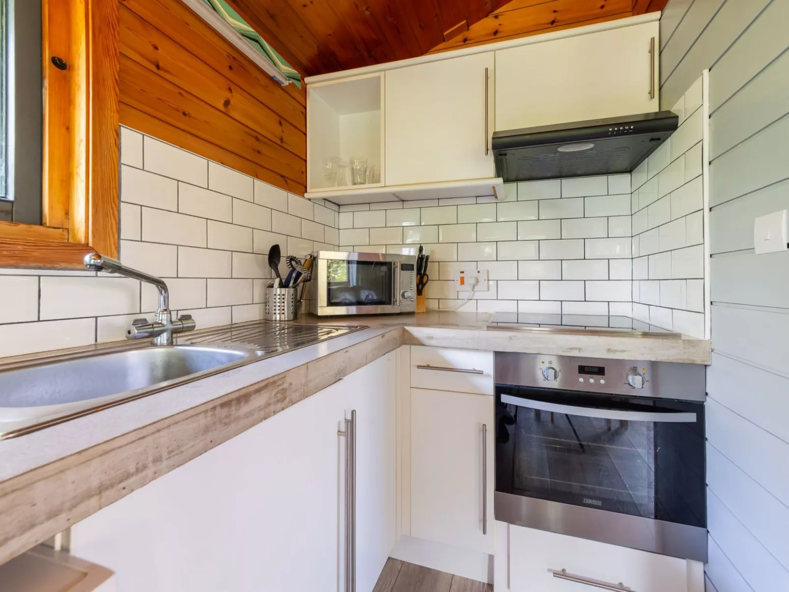 Chestnut Hot Tub Lodge-Drinnen