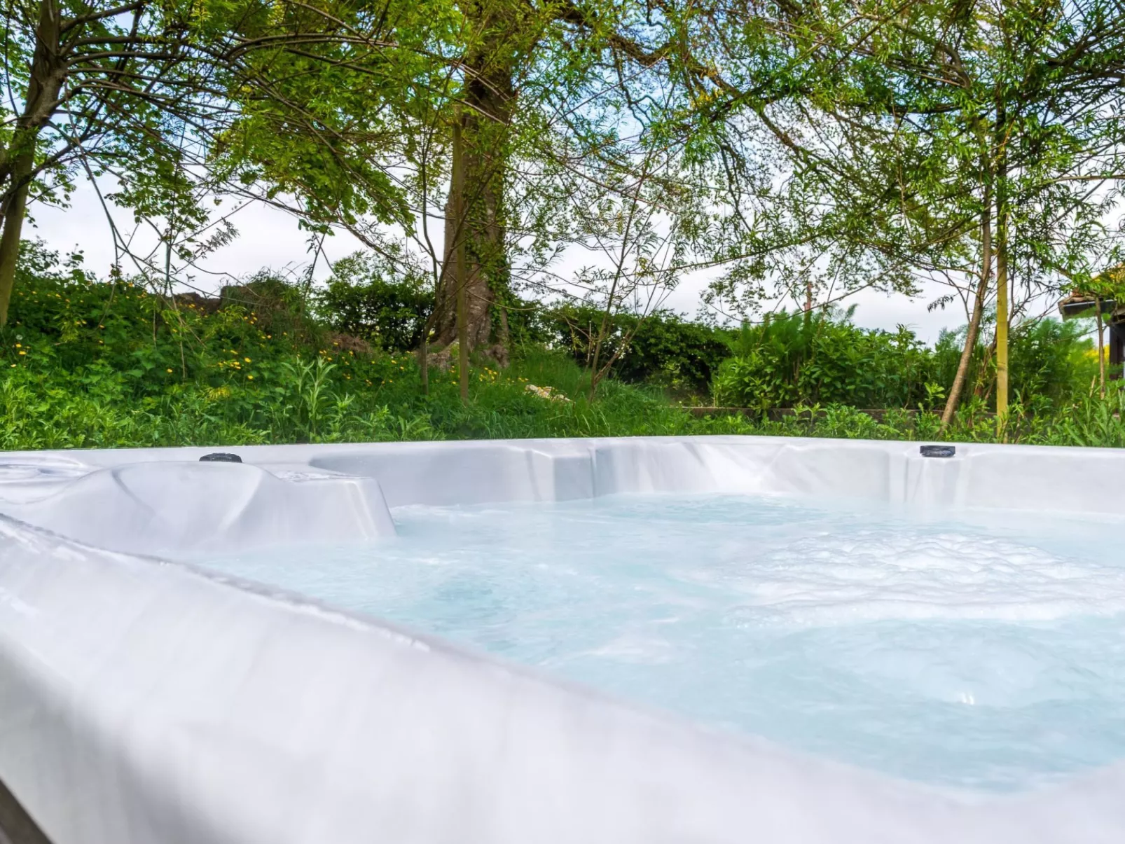 Bramley Hot Tub Lodge-Outside