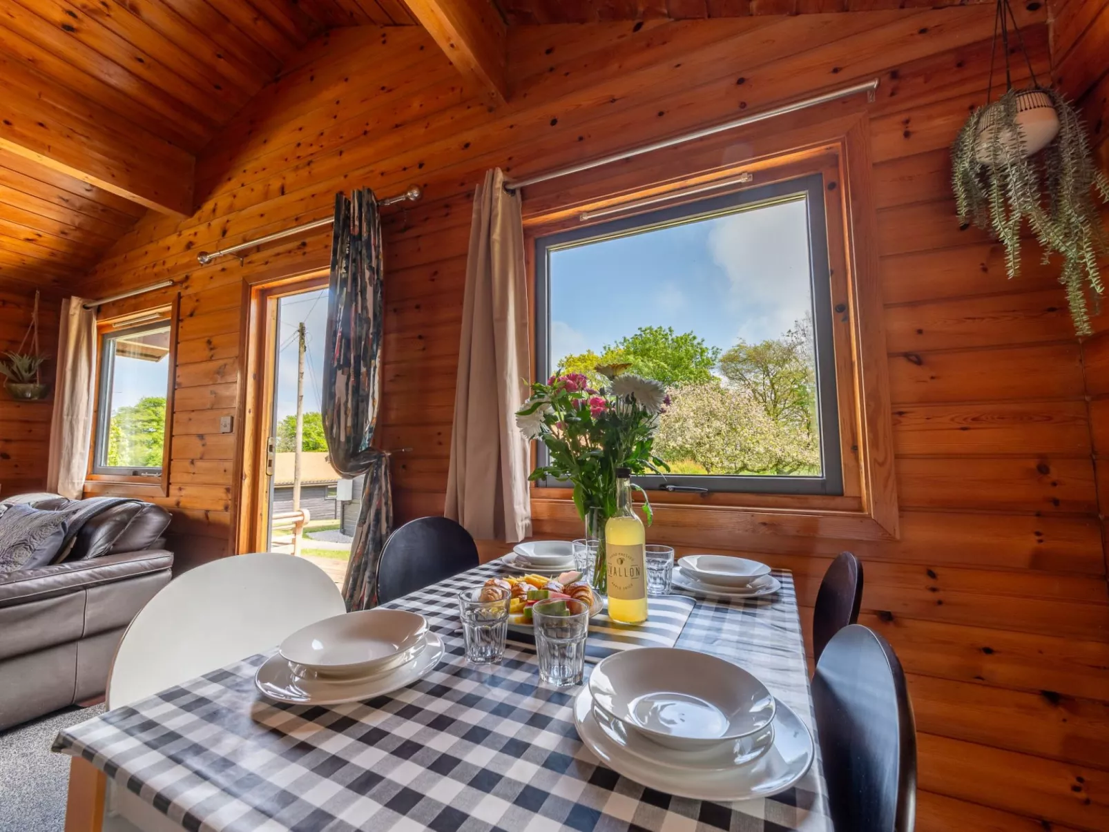 Bramley Hot Tub Lodge-Inside